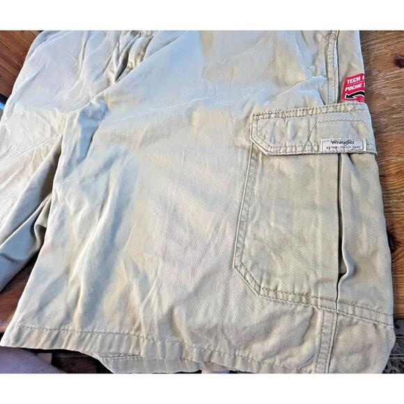 Men's Wrangler Cargo Shorts Khaki Relaxed Fit Tech Pocket Size 46 Hits at Knee - Picture 6 of 8